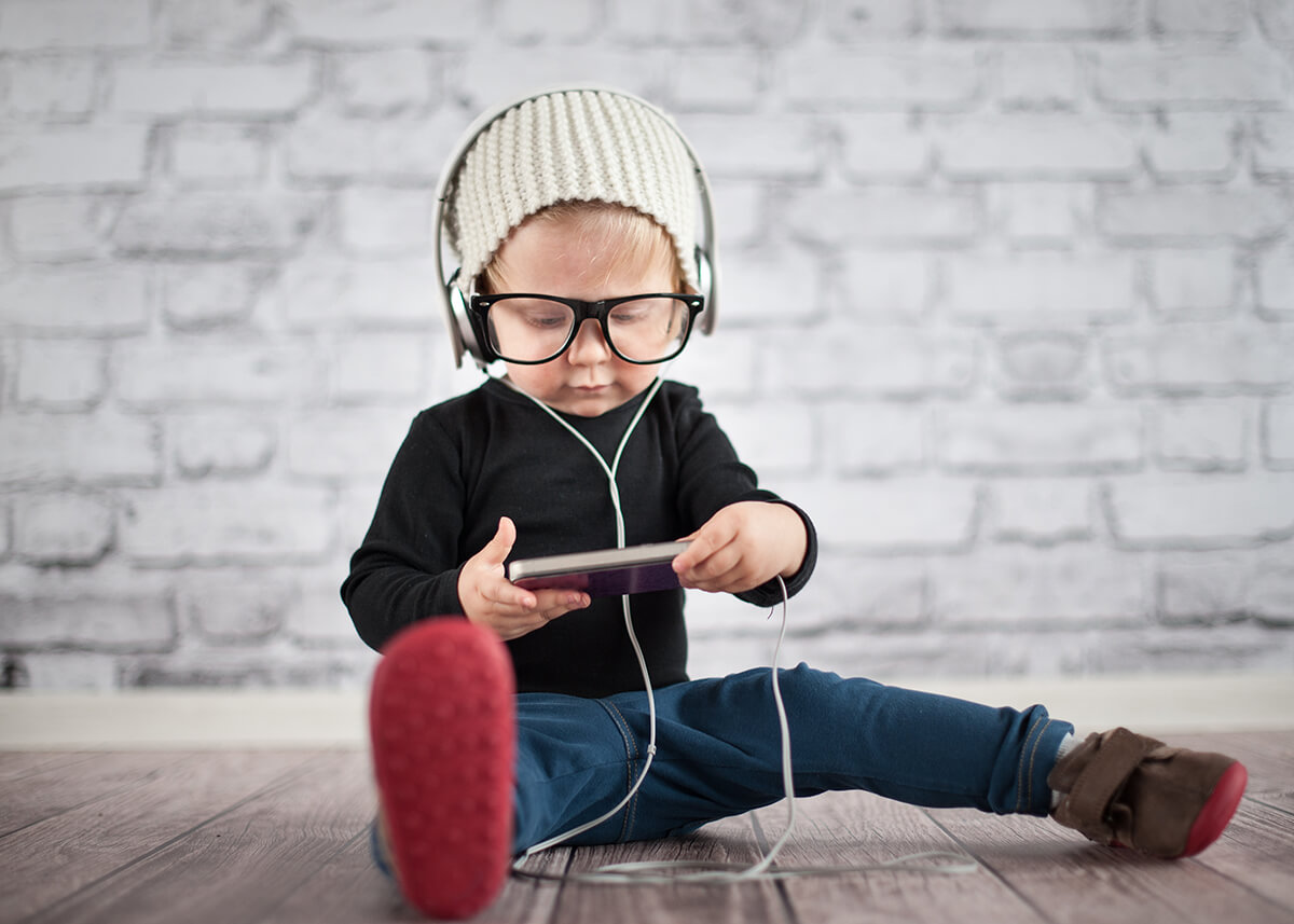 Little nerd with music player
